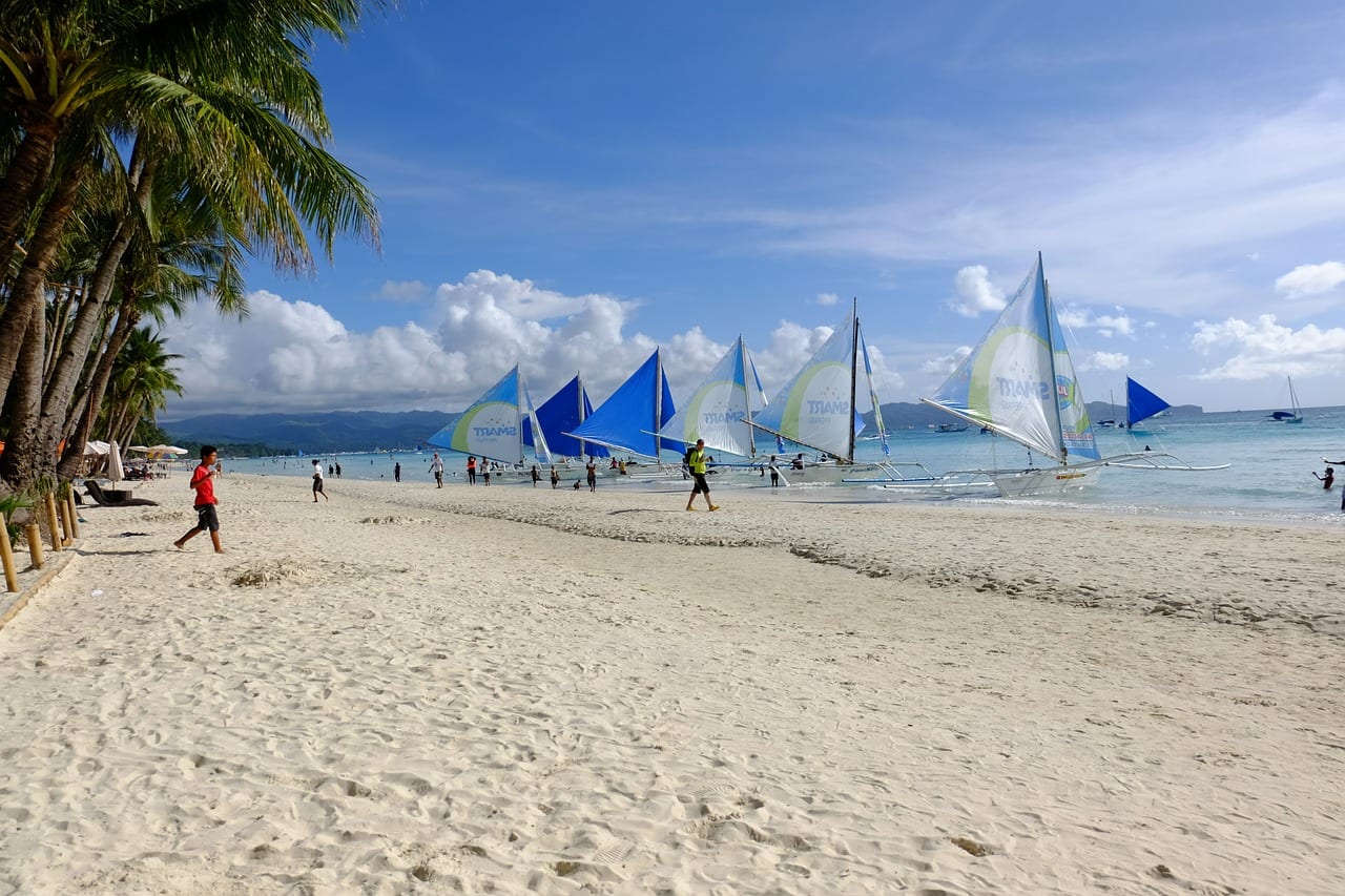 Veleros frente a White Beach, en Boracay
