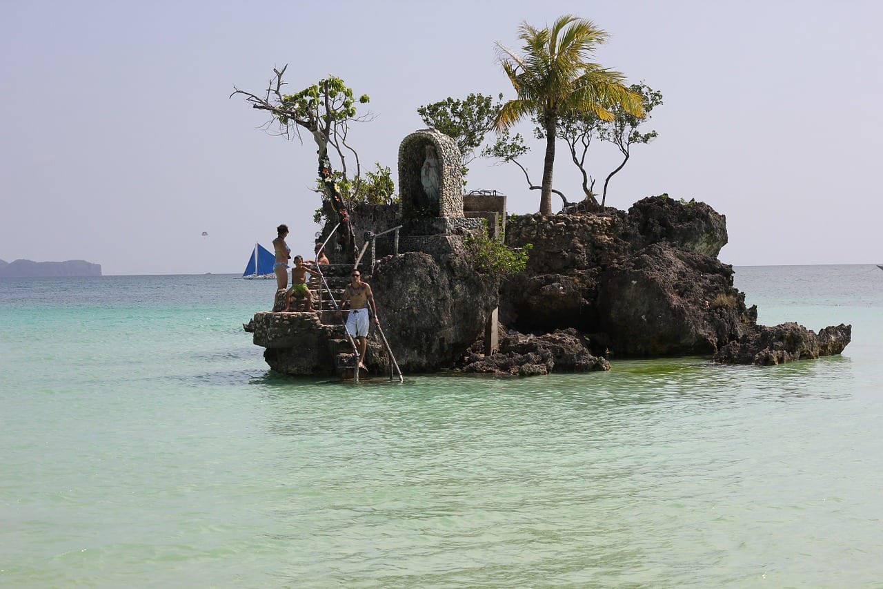Islote con palmeras frente a la costa de Boracay