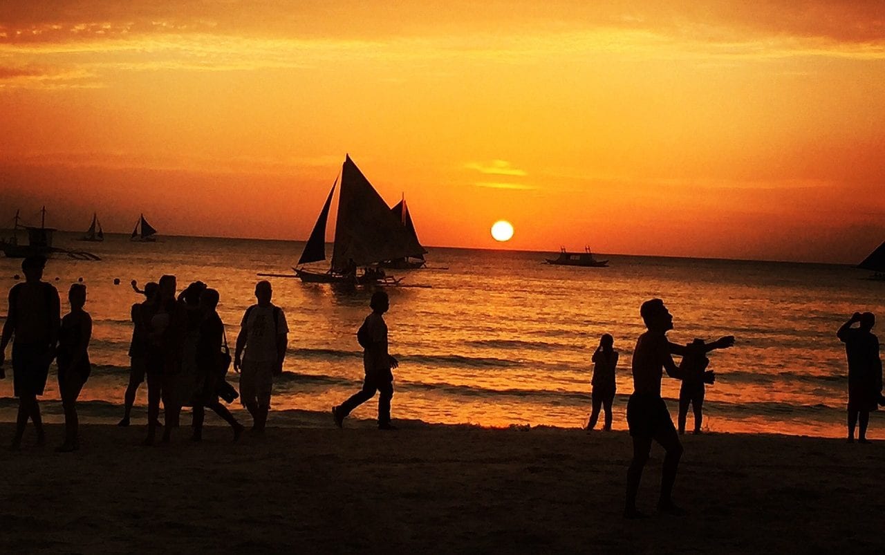 Puesta de sol con un velero en Boracay
